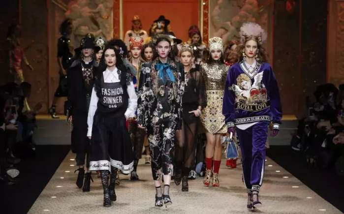 抱着狗狗走秀,抱着狗狗模特走秀视频