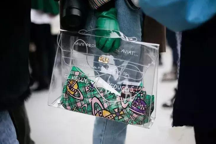 比塑料姐妹花更厉害的，是张韶涵身上这件塑料衣服！