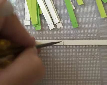 怎么用纸做元宵形状的小灯笼,简单用卡纸做一个元宵节小灯笼