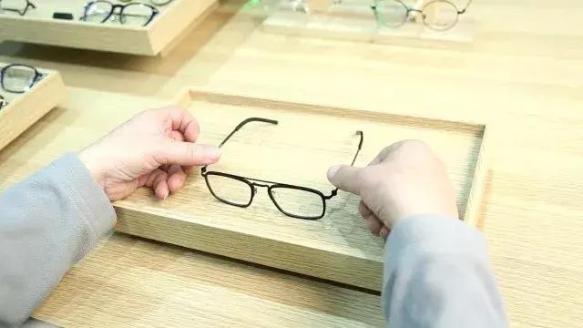 眼镜店镜架怎么调整,tr90镜架怎么调整