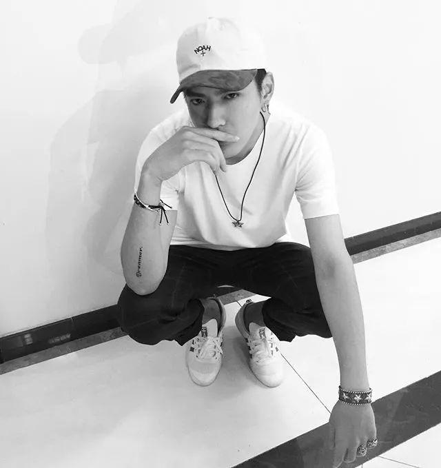 想骚还能买得起，开学这么穿让你成功撩到学妹哦