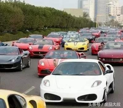 姑娘去迪拜捡垃圾结果,女子非要去迪拜捡垃圾