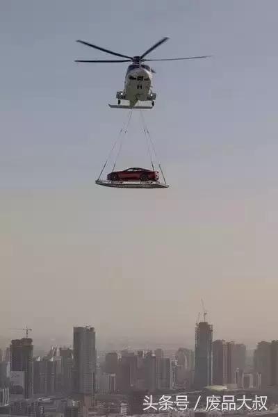 姑娘去迪拜捡垃圾结果,女子非要去迪拜捡垃圾