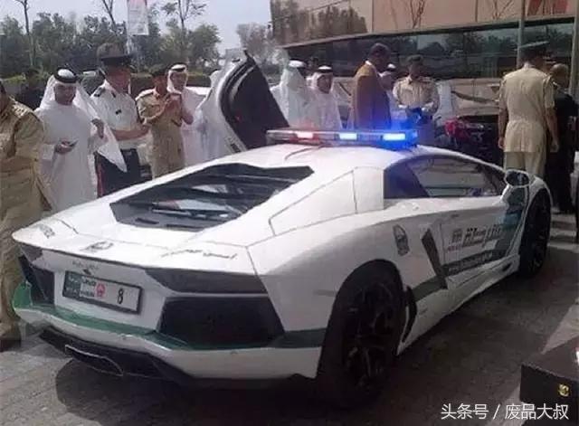 姑娘去迪拜捡垃圾结果,女子非要去迪拜捡垃圾