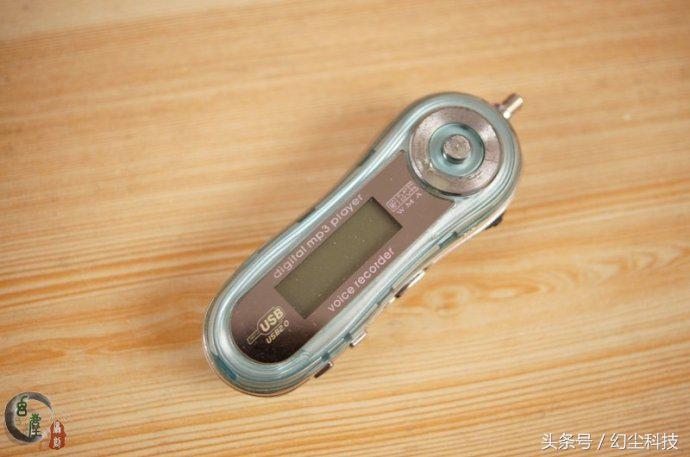 这些老旧的杂志,数码产品虽然不值钱了,但还是挺有纪念价值的