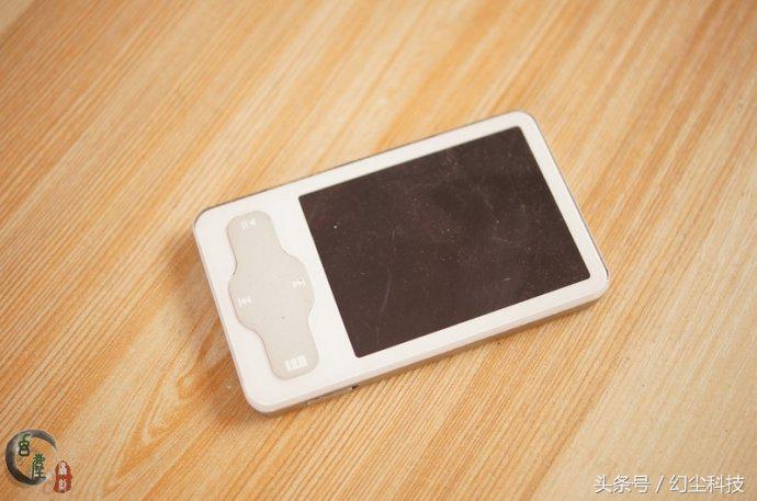 这些老旧的杂志,数码产品虽然不值钱了,但还是挺有纪念价值的