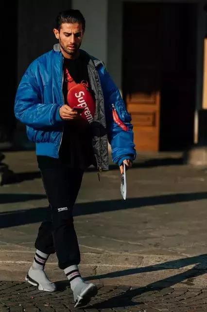 你和时尚之间只差一条腰带,米色同色系撞色穿搭