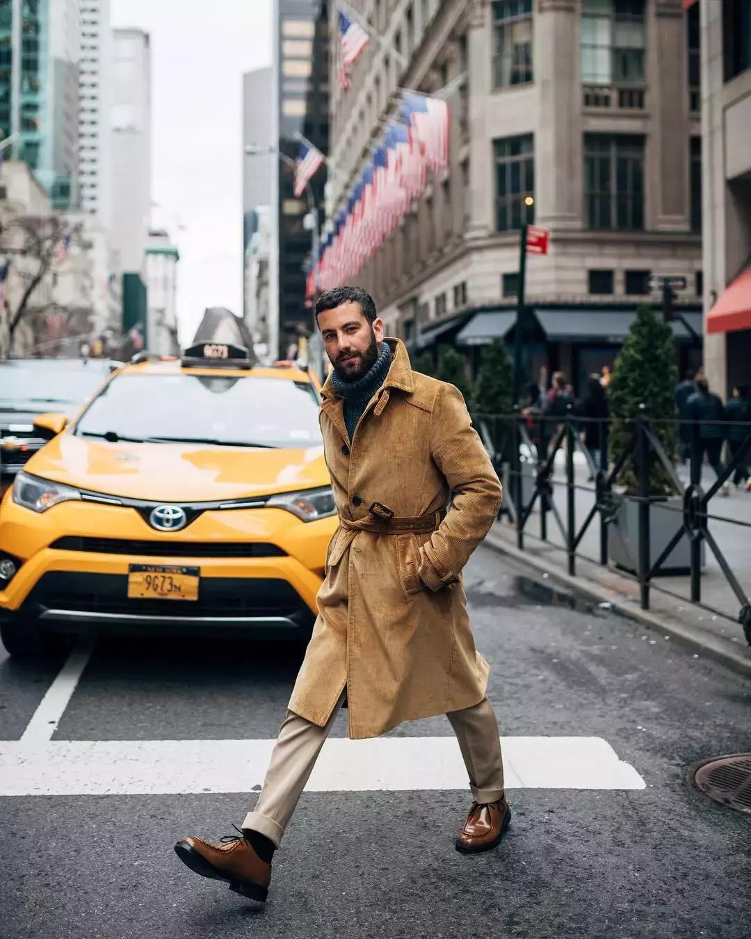 你和时尚之间只差一条腰带,米色同色系撞色穿搭