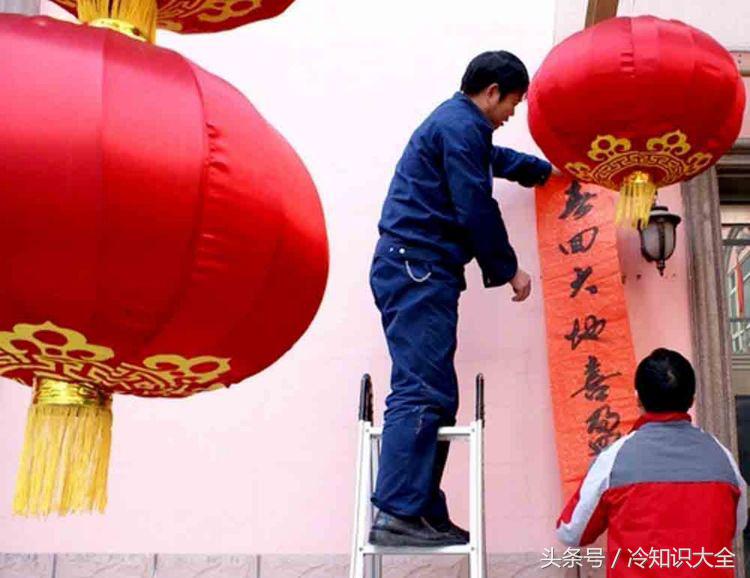 春节贴对联习俗的由来,春节挂灯笼的习俗由来