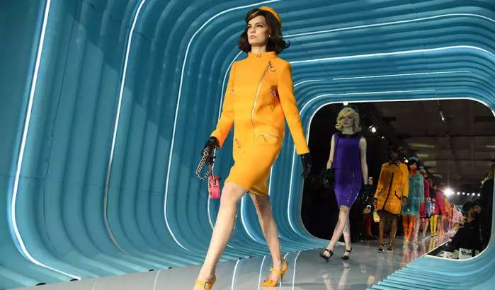 抱着狗狗走秀,抱着狗狗模特走秀视频