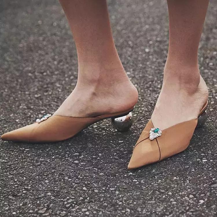 从裙子到套装,早春必备单鞋惊艳从头到脚