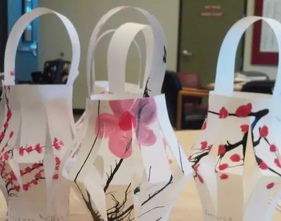 怎么用纸做元宵形状的小灯笼,简单用卡纸做一个元宵节小灯笼