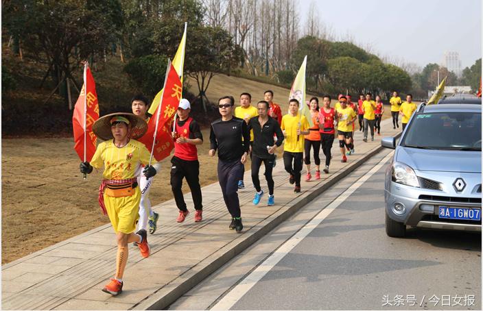 马拉松农民连跑5天,为了跑马拉松每天坚持跑100km