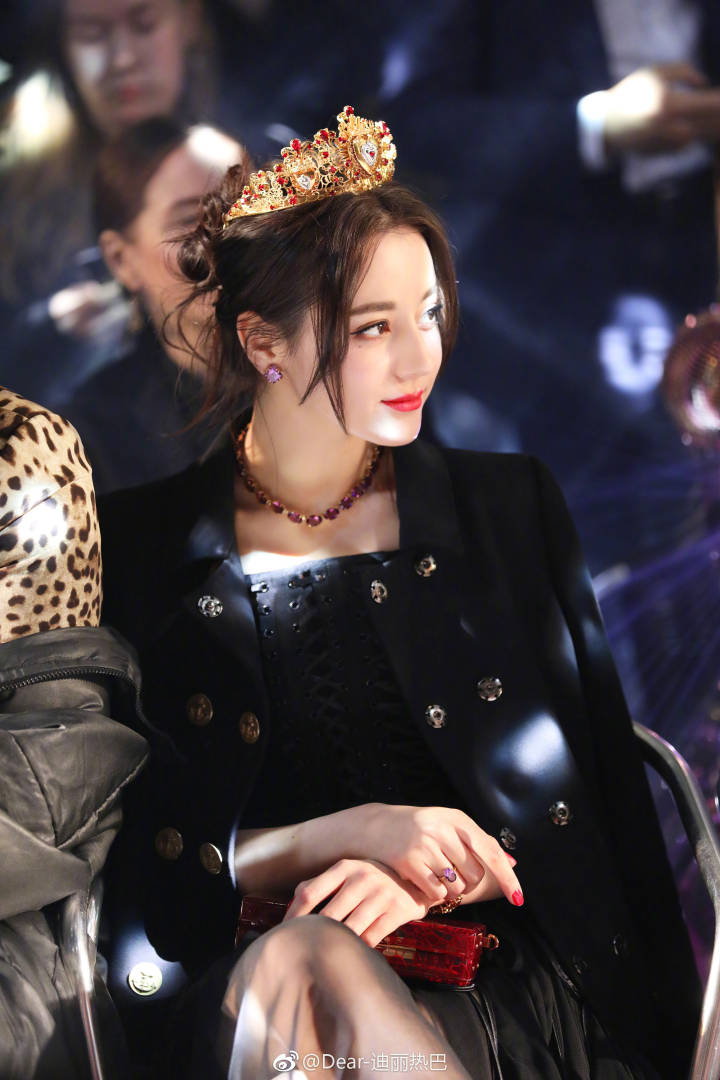 戴上王冠就是女皇,戴上皇冠我就是女王