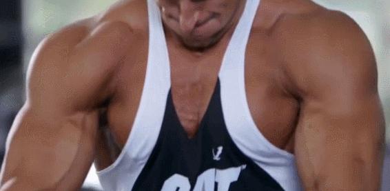 胸肌练多大可以看出胸肌形态,男生胸肌太小怎么练