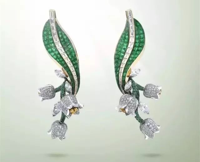 专柜买的大牌戒指，不到一年就掉钻，买家怒骂工艺低级……