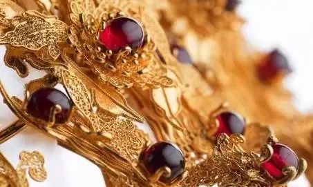 专柜买的大牌戒指，不到一年就掉钻，买家怒骂工艺低级……