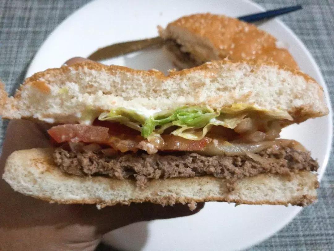 汉堡王皇堡和小黄堡的区别,汉堡王的皇堡是辣的吗