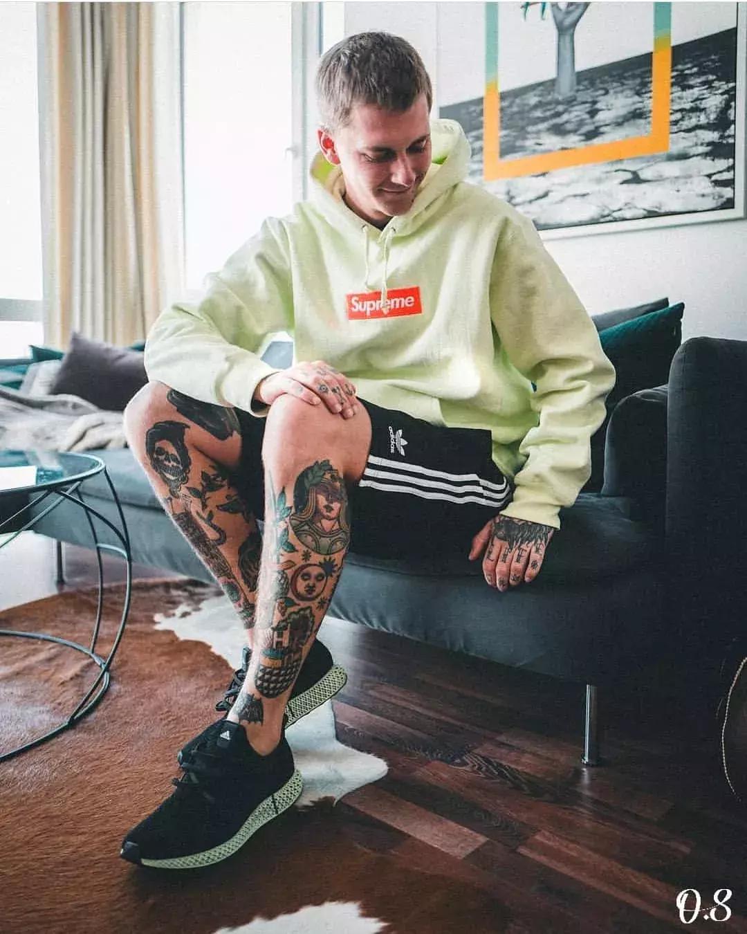 你和时尚之间只差一条腰带,米色同色系撞色穿搭