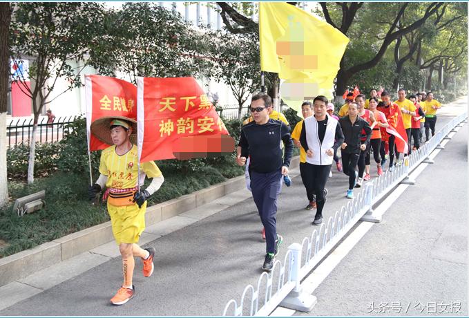 马拉松农民连跑5天,为了跑马拉松每天坚持跑100km