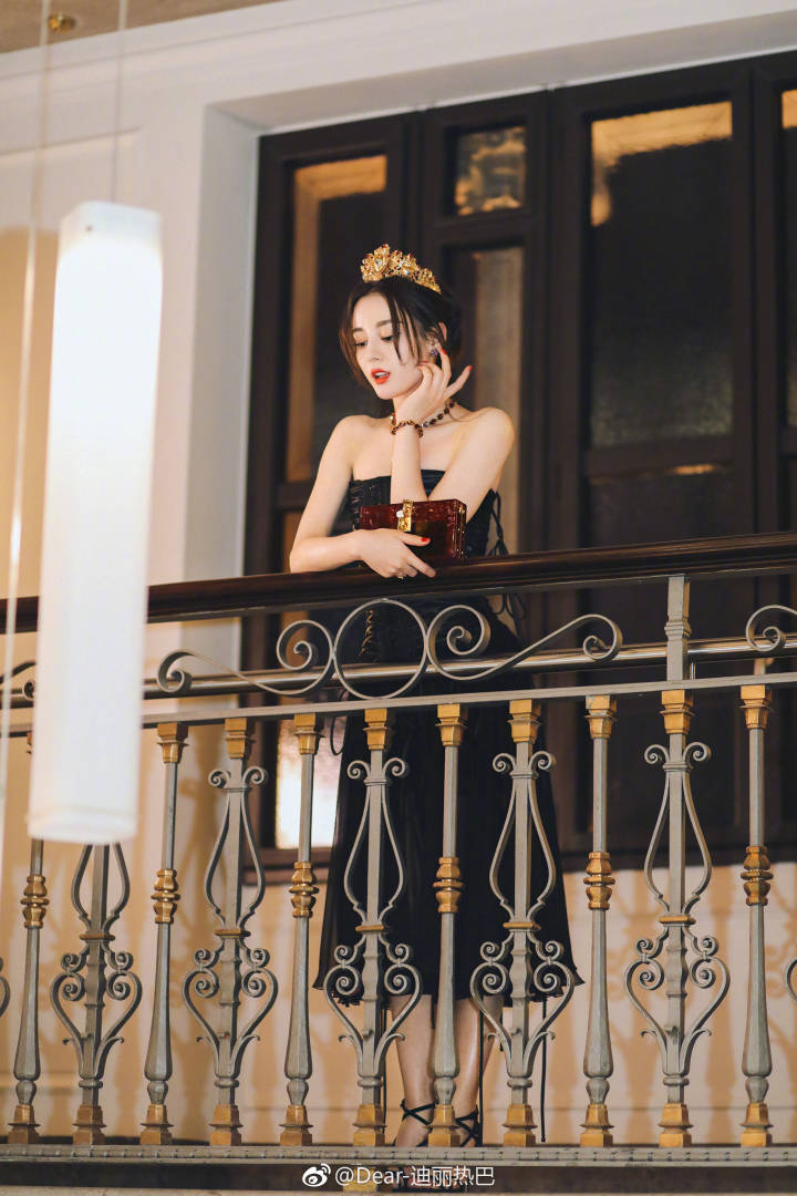 戴上王冠就是女皇,戴上皇冠我就是女王