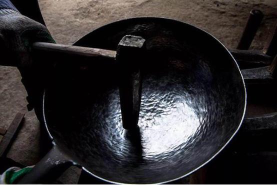 西班牙华人重金求购铁锅，炒出来才够中国味，网友愿借自家锅