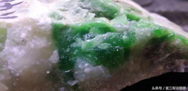 如何鉴别青海翠青玉真假,青海翡翠和缅甸翡翠区别