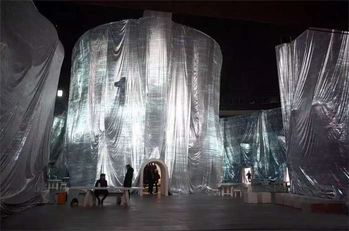 抱着狗狗走秀,抱着狗狗模特走秀视频