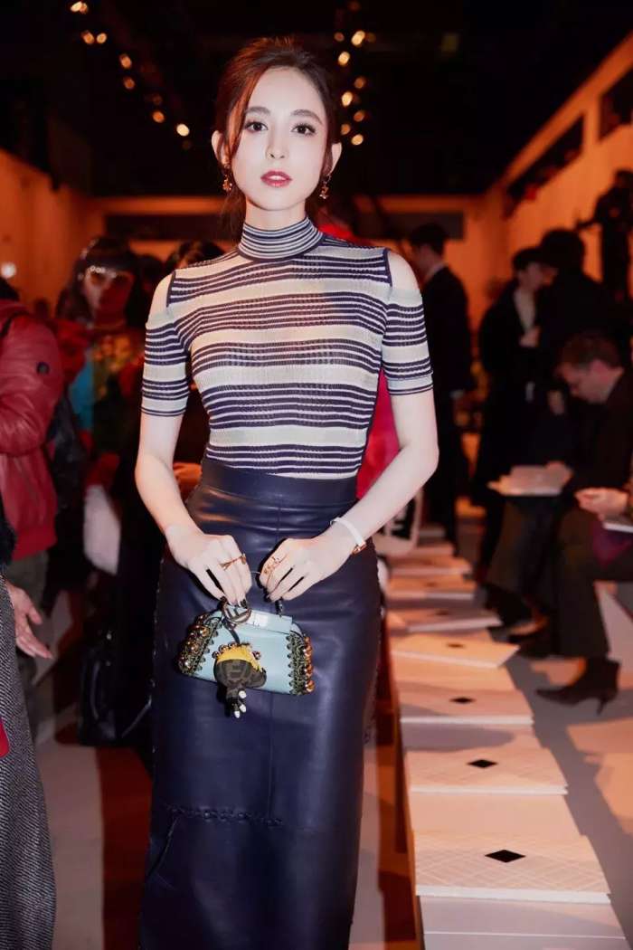 抱着狗狗走秀,抱着狗狗模特走秀视频