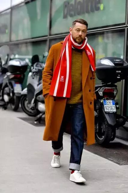 你和时尚之间只差一条腰带,米色同色系撞色穿搭