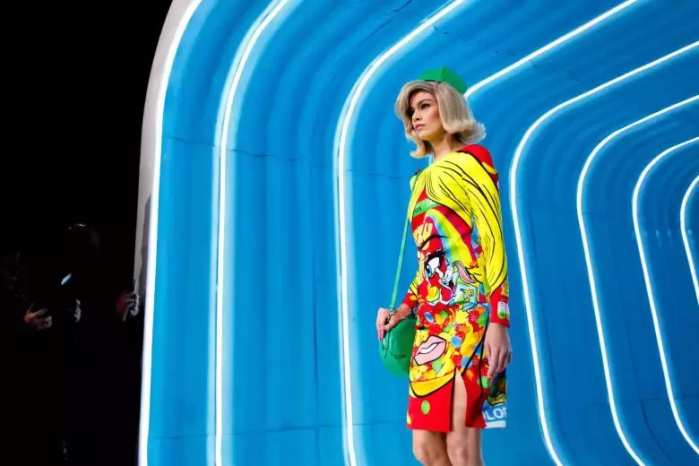 抱着狗狗走秀,抱着狗狗模特走秀视频