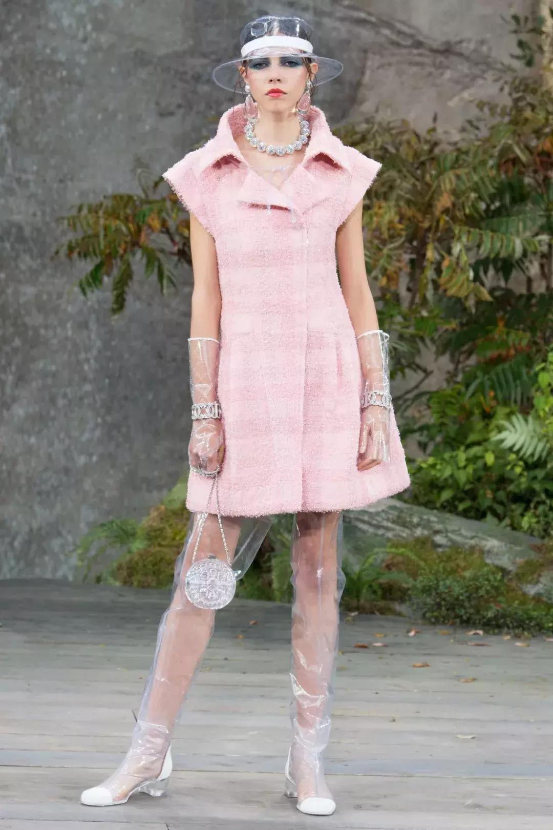 比塑料姐妹花更厉害的，是张韶涵身上这件塑料衣服！