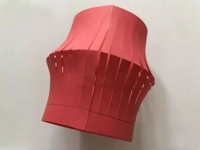 怎么用纸做元宵形状的小灯笼,简单用卡纸做一个元宵节小灯笼