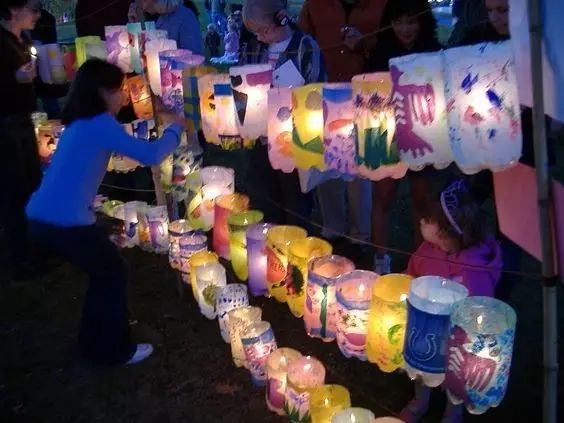 怎么用纸做元宵形状的小灯笼,简单用卡纸做一个元宵节小灯笼