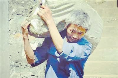 如何轻松的将水泥运到二楼,如何把水泥扛上楼