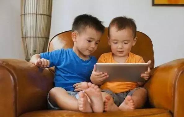 小孩玩手机看平板,看电视还是看ipad容易近视
