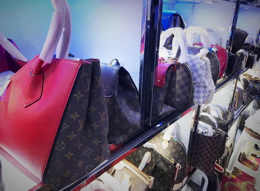 利润比房地产还惊人!终于相信:卖奢侈包的微商年入千万不是吹!