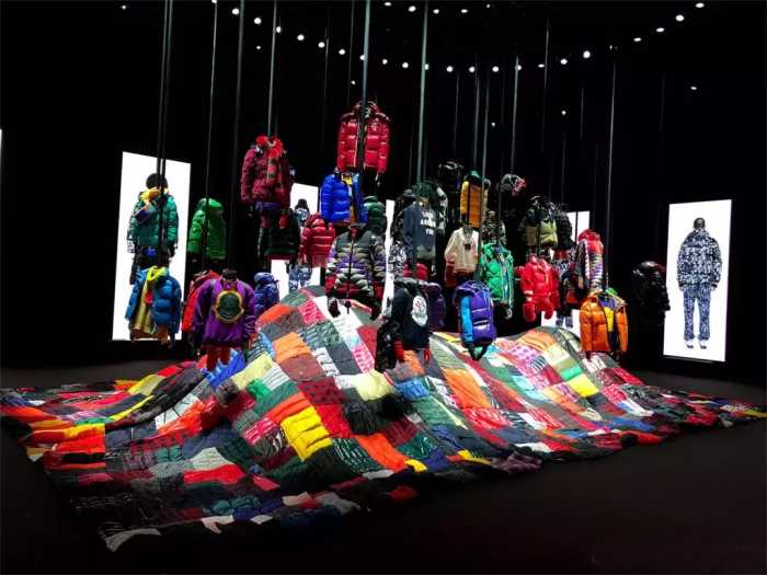 抱着狗狗走秀,抱着狗狗模特走秀视频