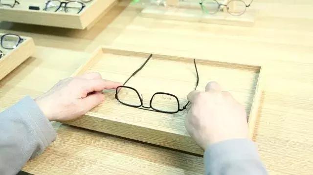 眼镜店镜架怎么调整,tr90镜架怎么调整