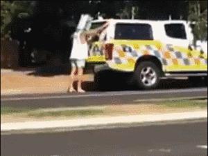 男子头套纸箱“上街”澳洲人民却纷纷称其为“英雄”