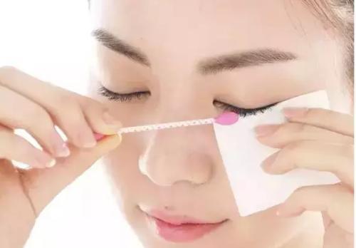 眼妆太脏怎么卸,如何正确卸眼妆手法
