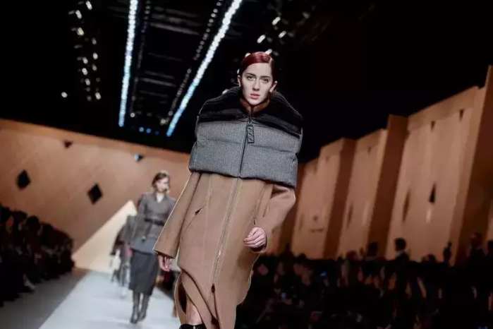 抱着狗狗走秀,抱着狗狗模特走秀视频