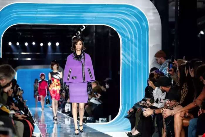 抱着狗狗走秀,抱着狗狗模特走秀视频