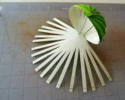 怎么用纸做元宵形状的小灯笼,简单用卡纸做一个元宵节小灯笼