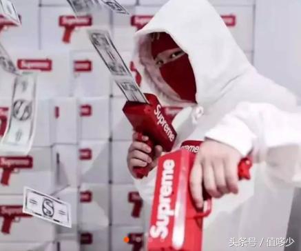 谁说奢侈品潮牌生产无Bug?Supreme再现印刷错误!