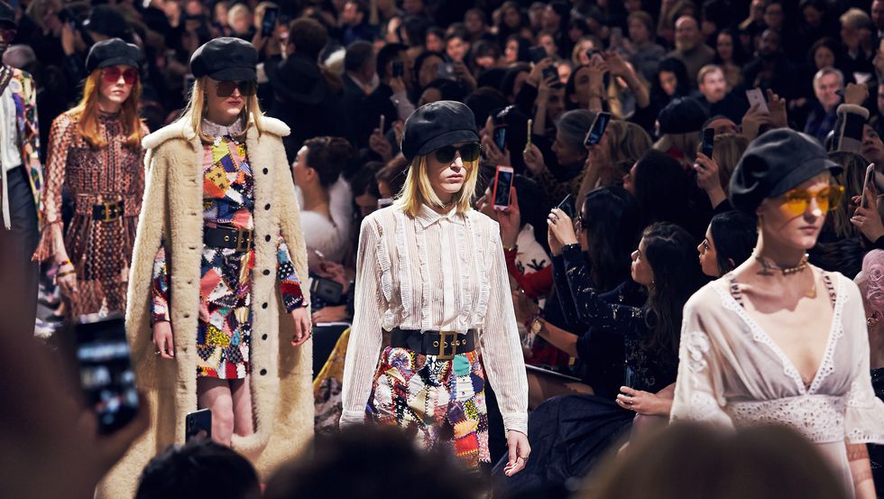 dior成衣秀经典,dior2018秋冬时装复古巴黎郊区