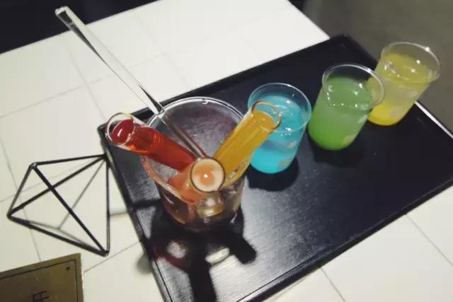 咖啡馆吃麻辣烫,咖啡馆里喝咖啡