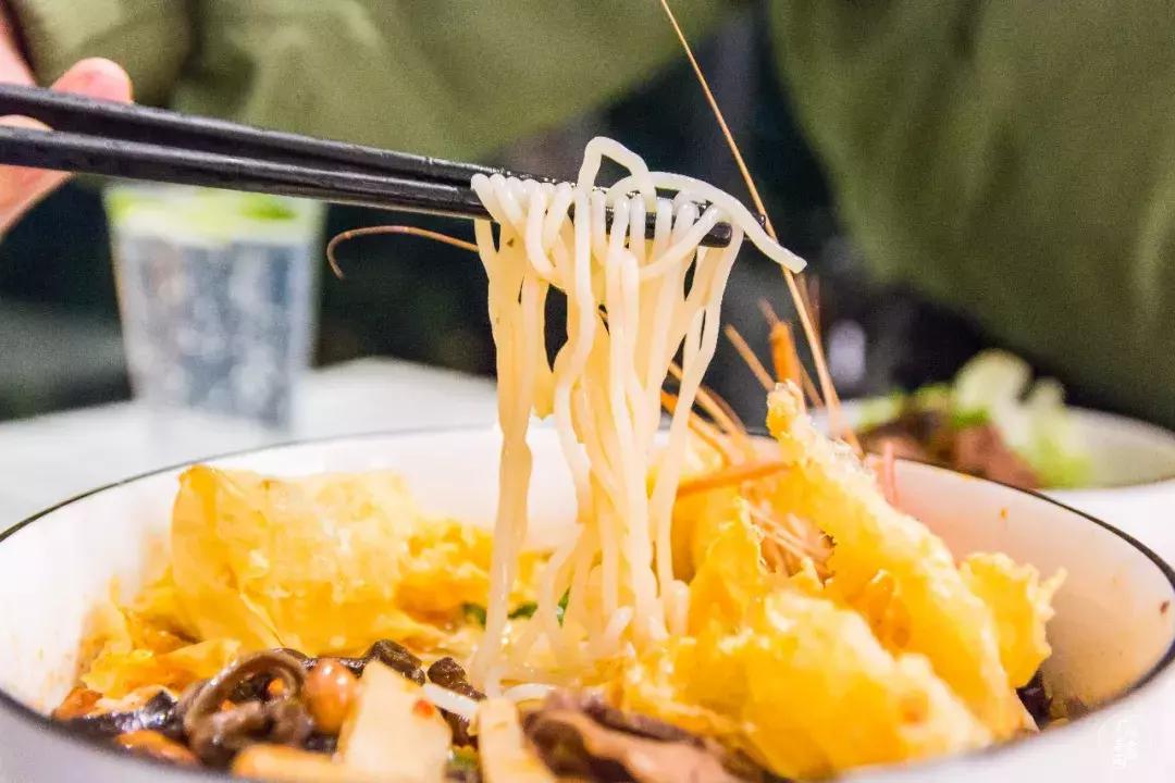 咖啡馆吃麻辣烫,咖啡馆里喝咖啡