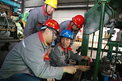 勇立潮头踏浪行奋楫扬帆天地宽,勇立潮头踏浪行下一句