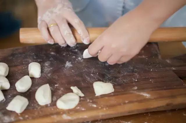 生煎包专用平底锅都可以做什么,用小电锅煎生煎包怎么做